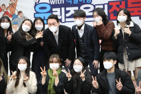 윤석열(뒷줄 왼쪽 네번째) 국민의힘 대선 후보가 22일 오후 전북 전주시 덕진구 전북대학교 최명희홀에서 학생들과 타운홀 미팅을 한 후 기념 촬영을 하고 있다.연합뉴스